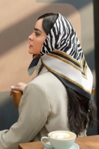 مینی اسکارف به چه صورتی میاد